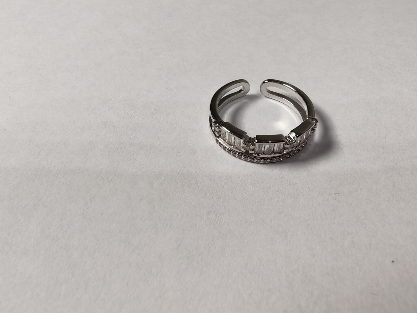 Silberner doppellagiger Zirkonring