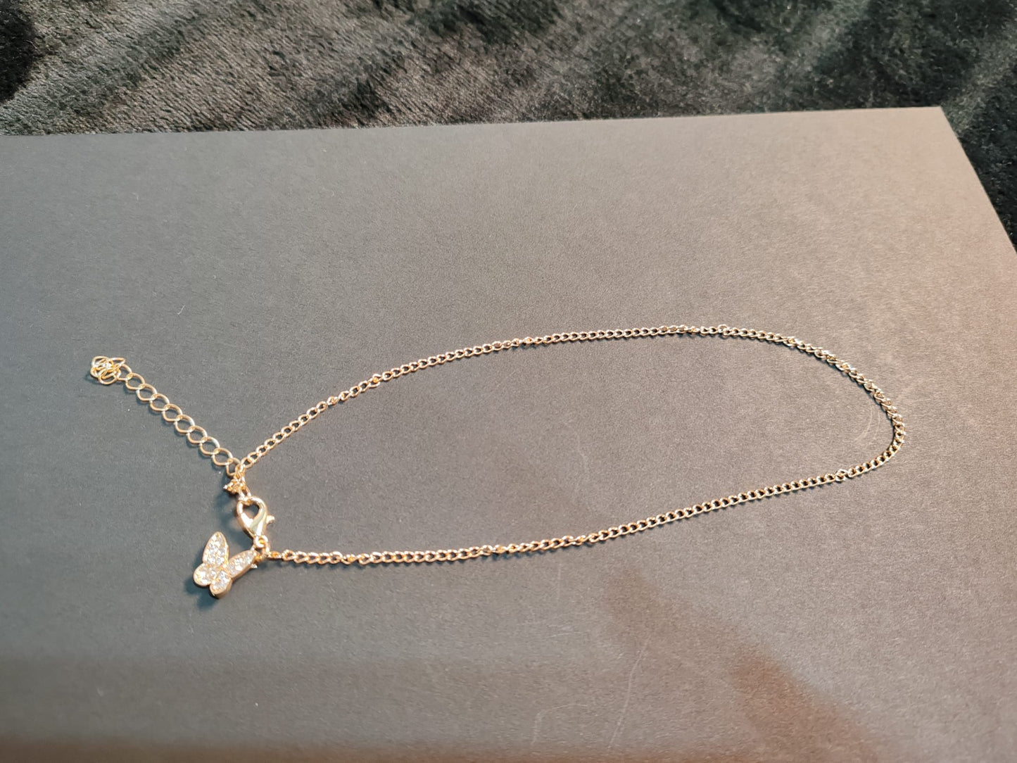 Halskette mit Perlen und Schmetterling