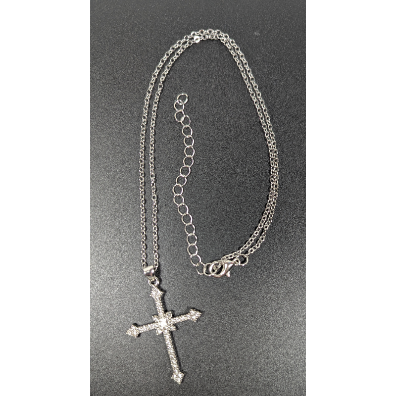 Halskette mit Kreuz
