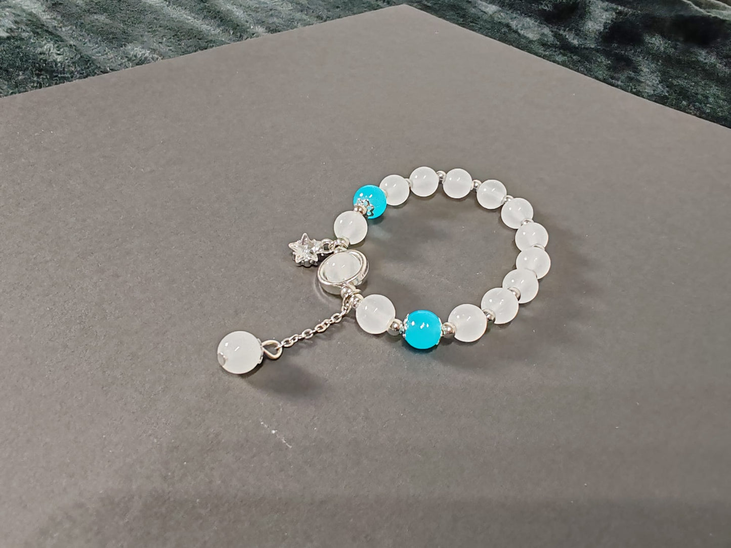 Arylic Armband