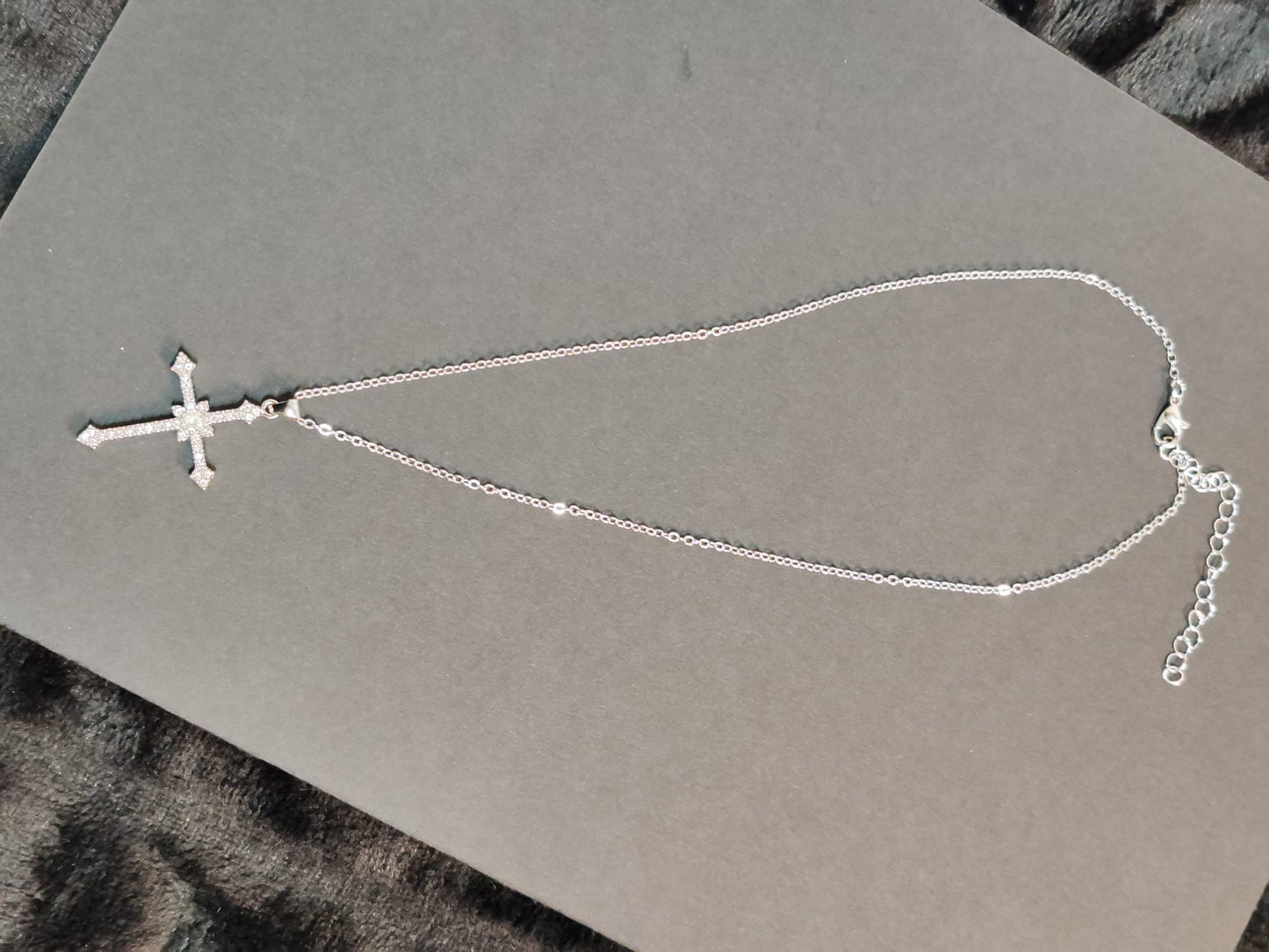 Halskette mit Kreuz